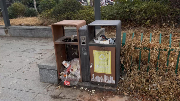 郑州一地铁口附近垃圾成堆，责任归谁？五部门现场划分