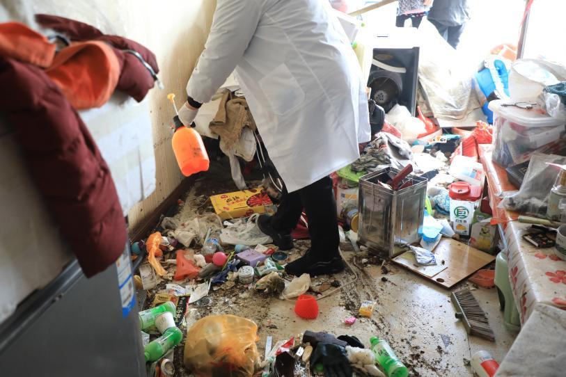 恶臭弥漫！住户屋内垃圾成堆，法院出手强制清理