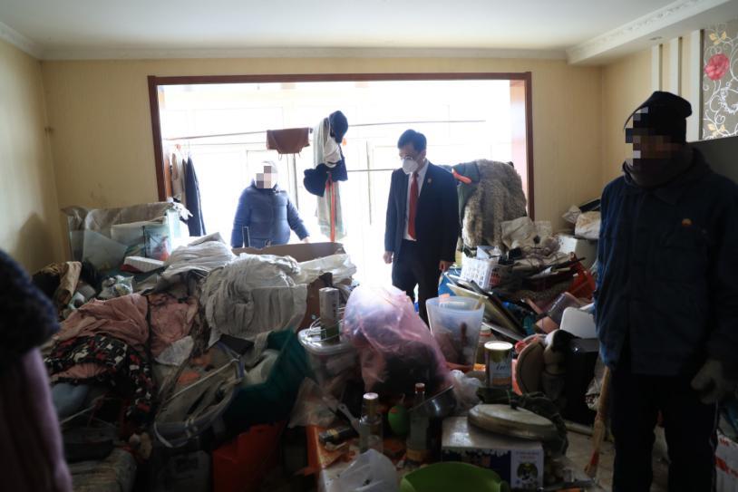 恶臭弥漫！住户屋内垃圾成堆，法院出手强制清理