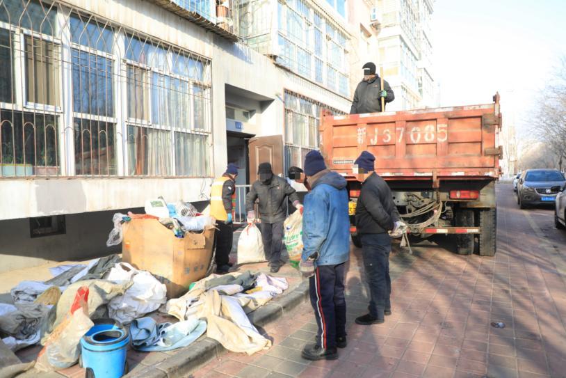 恶臭弥漫！住户屋内垃圾成堆，法院出手强制清理