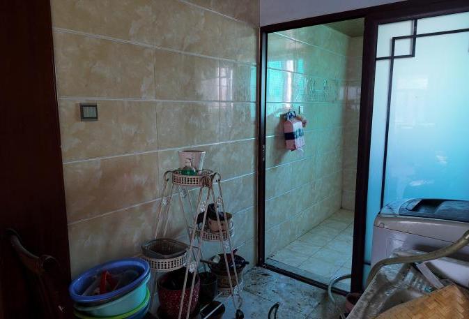 恶臭弥漫！住户屋内垃圾成堆，法院出手强制清理