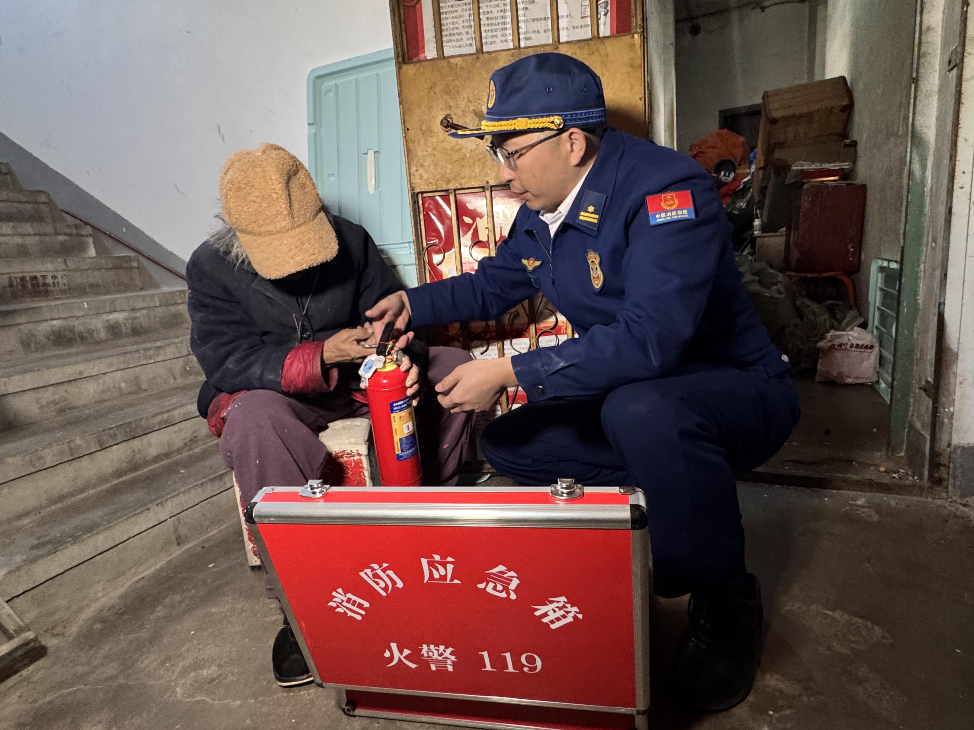老人囤物十年，家里成“垃圾山”！专家：囤积障碍需就医