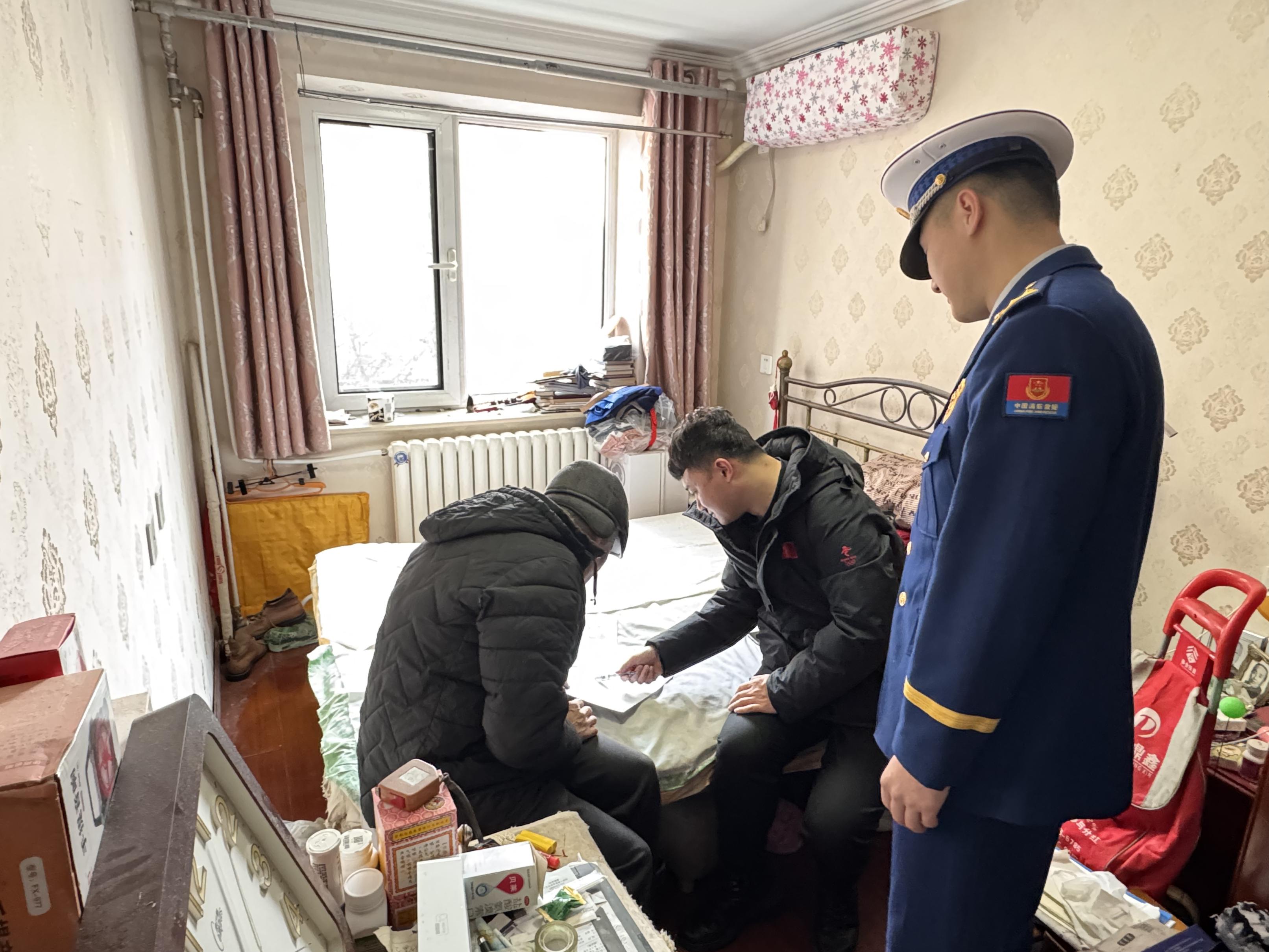 老人囤物十年，家里成“垃圾山”！专家：囤积障碍需就医