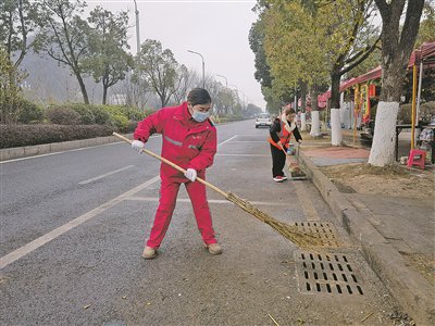 贵安新区：环卫工人坚守岗位 让市民“净”享佳节