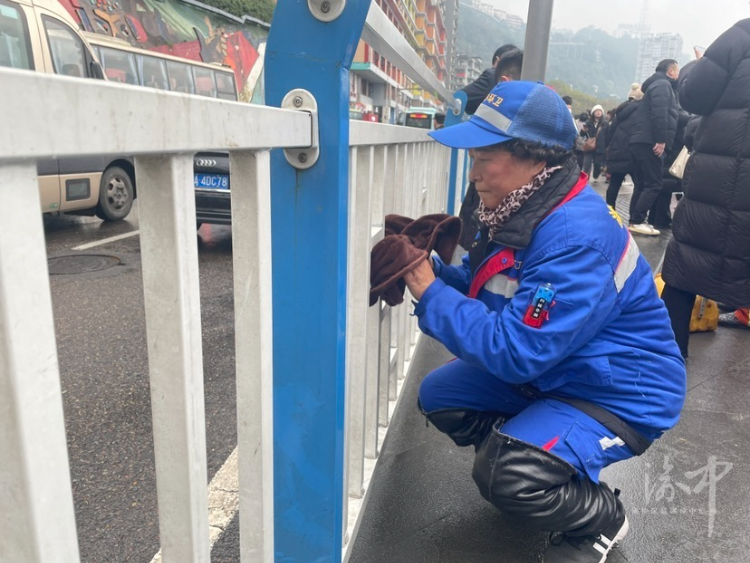 重庆市渝中区：李子坝列车穿楼人气高 环卫工人坚守护“春洁”