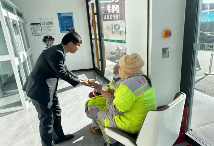 农行济南天桥历山北路支行：寒中送暖为环卫工人筑起“温暖港湾”