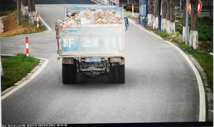 跨省偷倒建筑垃圾？毗邻城管联手破案