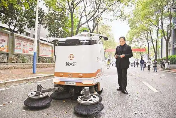沙坪坝：环卫机器人“上岗”