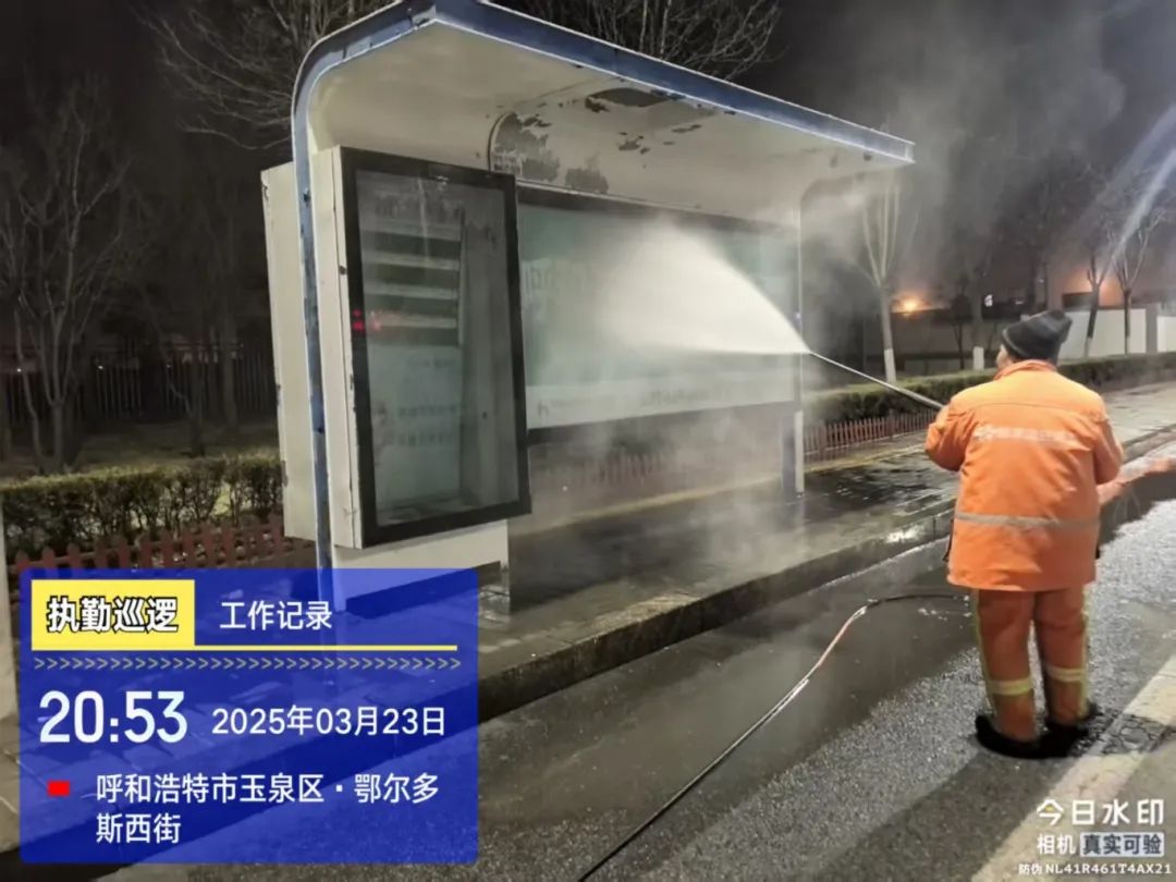 玉泉环卫开展市政设施夜间深度清洁专项行动