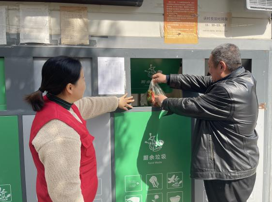 正确投放垃圾让文明在桶边传递