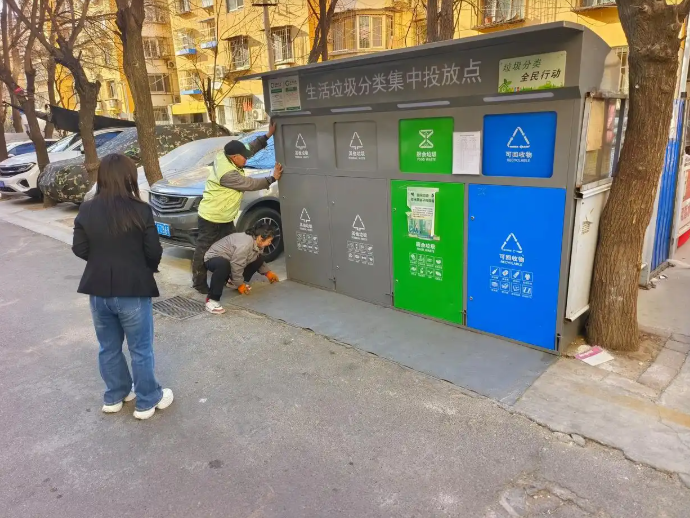 管庄地区铺设垃圾桶站地垫，提升小区卫生环境和居住体验