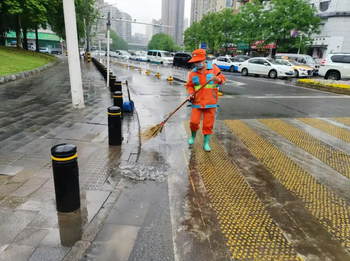 强对流天气来袭，环卫部门拉网清理排水井口堵塞物