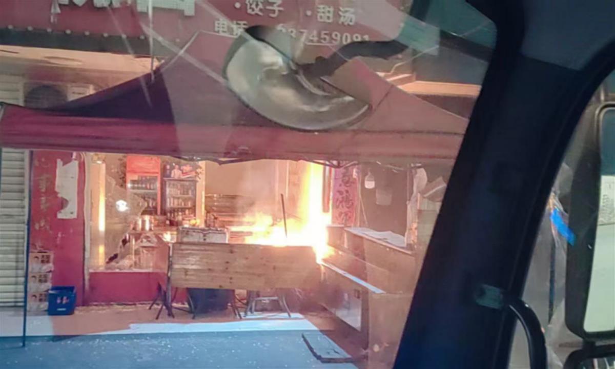 凌晨他挺身而出扑灭烈火，环卫工勇变“消防员”