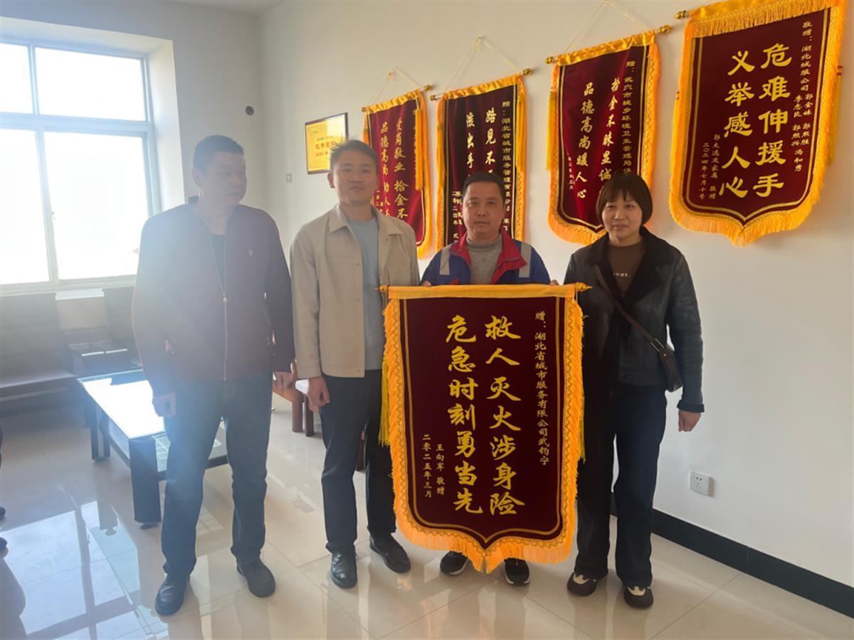 凌晨他挺身而出扑灭烈火，环卫工勇变“消防员”