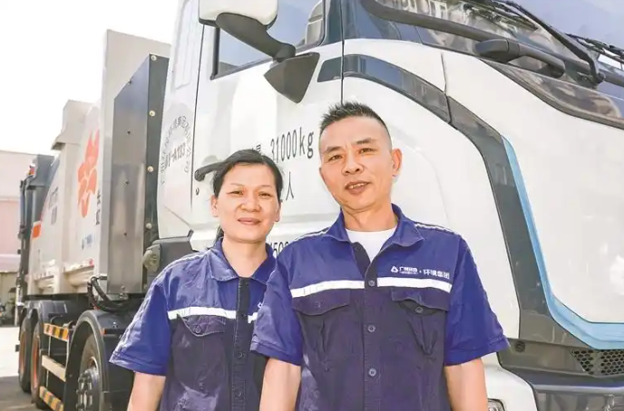 环卫工夫妻一直坚守一线 守护城市也守护着自己稳稳的幸福