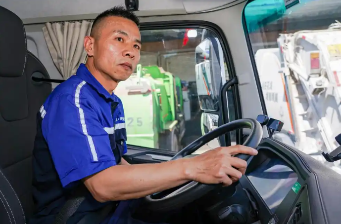 环卫工夫妻一直坚守一线 守护城市也守护着自己稳稳的幸福