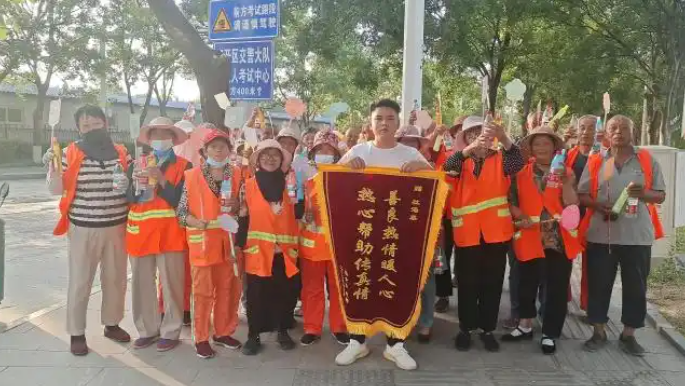 聊城市高唐县梁村镇杜屯村小伙献爱心，为环卫工人送温暖