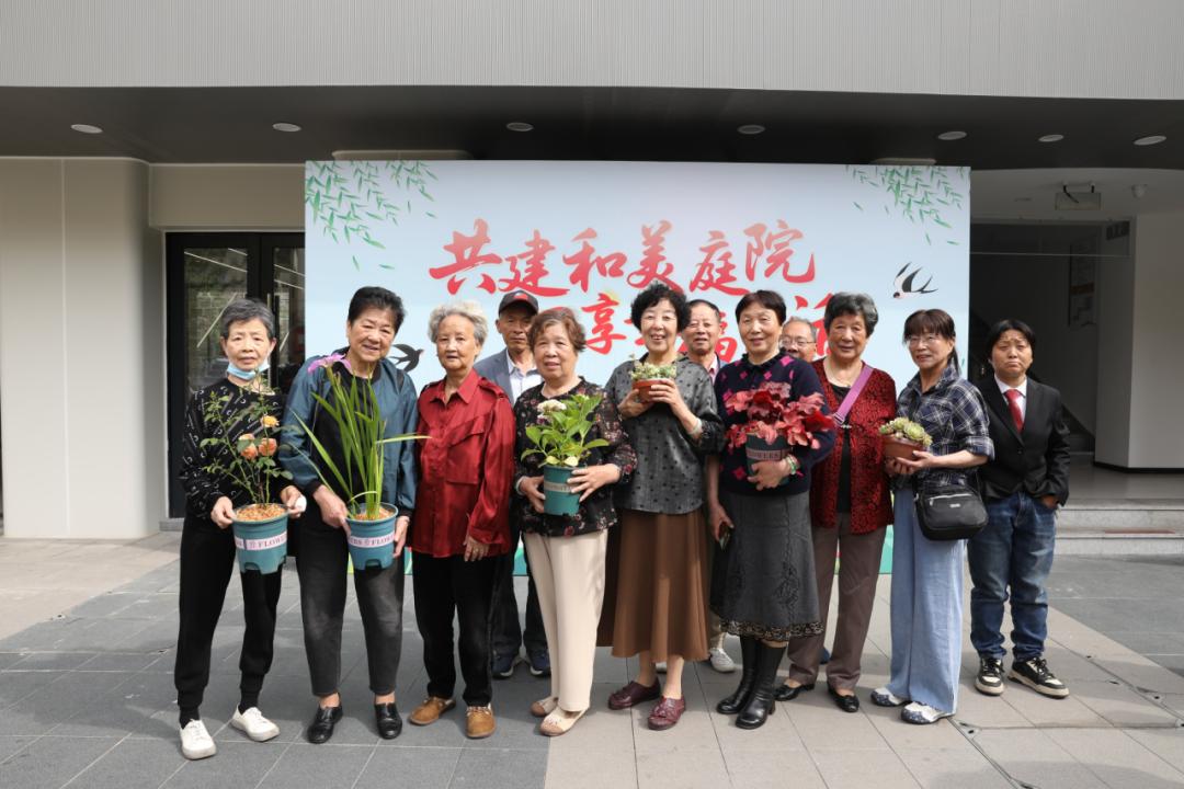 垃圾分类巾帼齐参与 低碳环保你我共践行