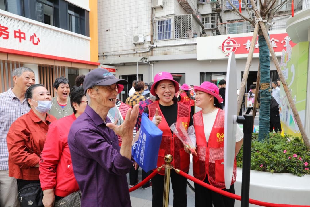 垃圾分类巾帼齐参与 低碳环保你我共践行