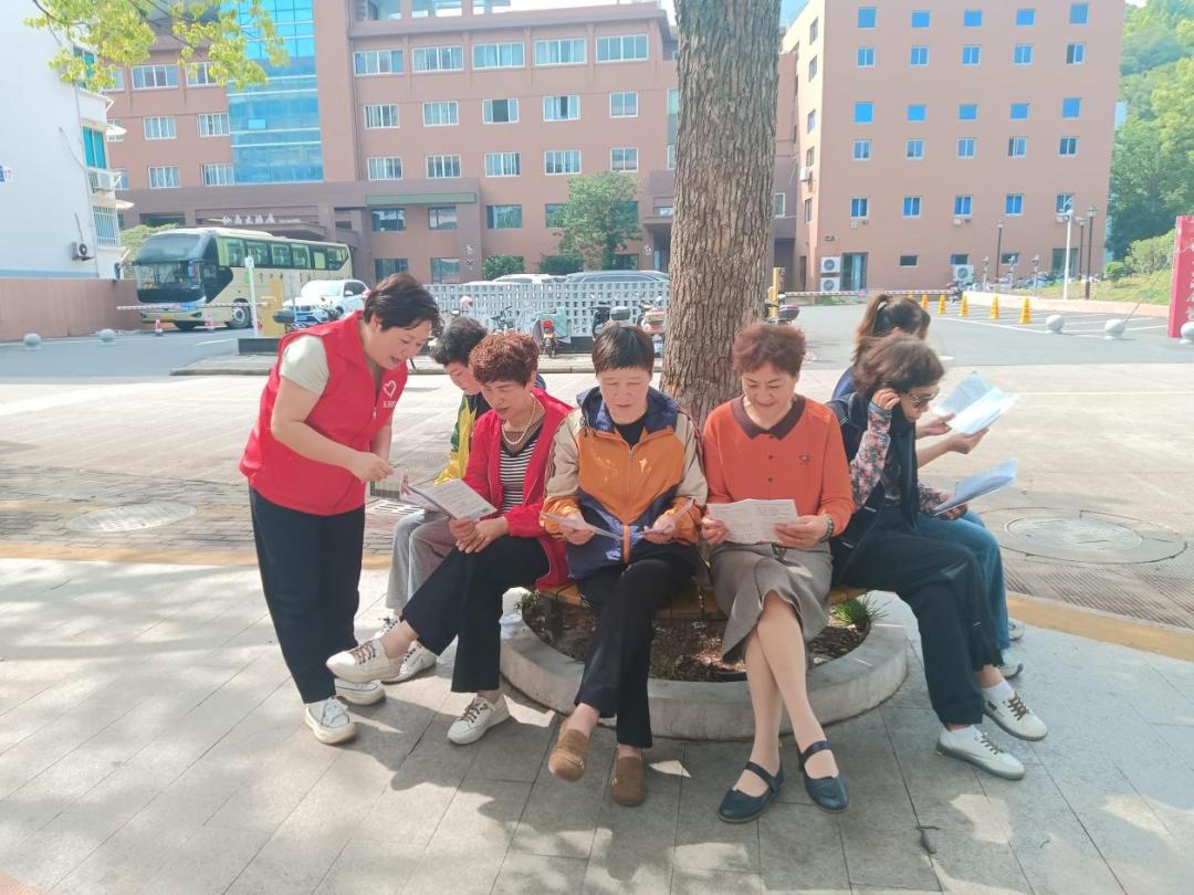 垃圾分类巾帼齐参与 低碳环保你我共践行