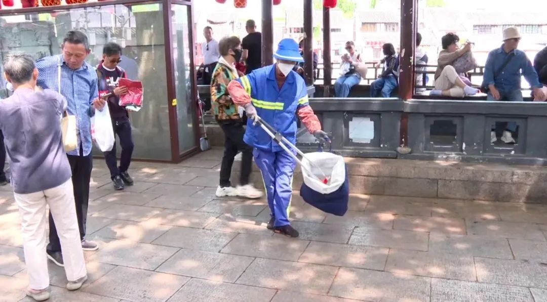 垃圾箱旁的尴尬：一步之遥，文明相隔千里