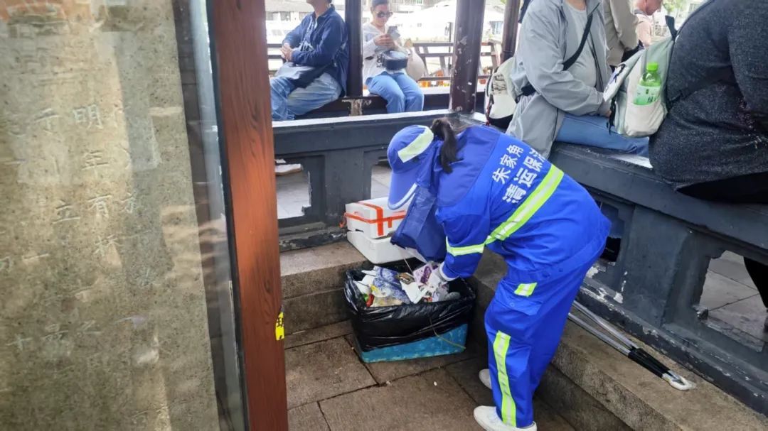 垃圾箱旁的尴尬：一步之遥，文明相隔千里