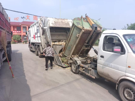 内乡县城管：不惧高温“烤”验 “橙”就环卫底色