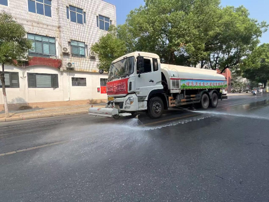 内乡县城管：不惧高温“烤”验 “橙”就环卫底色