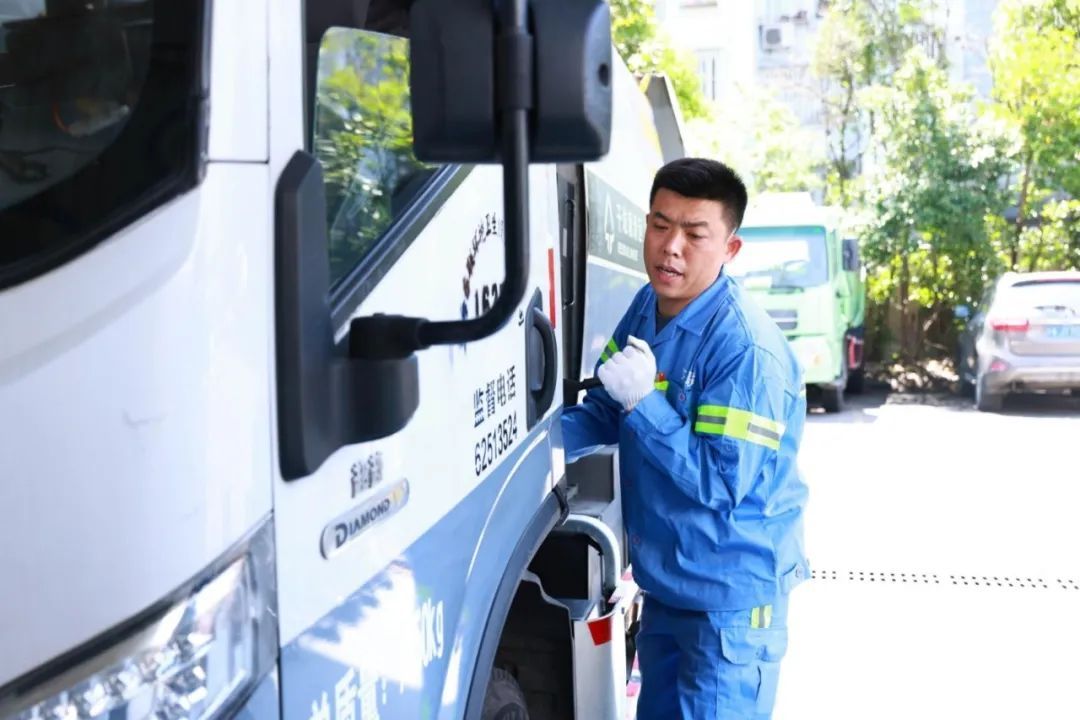 韩伟伟：维修环卫车的行家里手丨致敬奋斗者