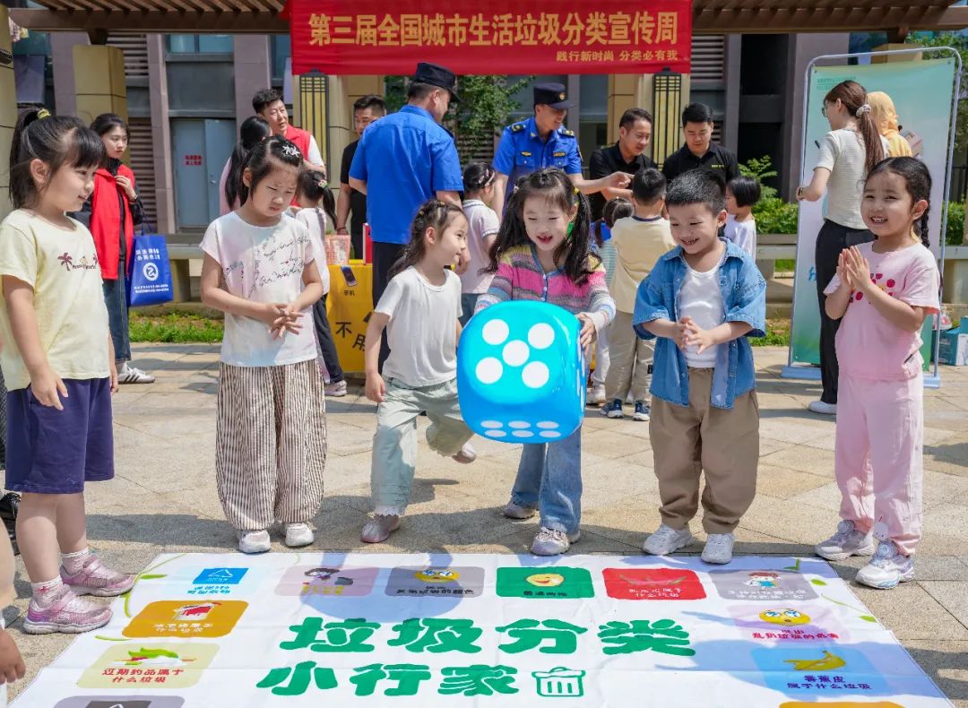 我爱我家，我爱合肥，礼让文明｜技术赋能“绿色账户”：智能垃圾回收箱用扫码激励撬动环保热情