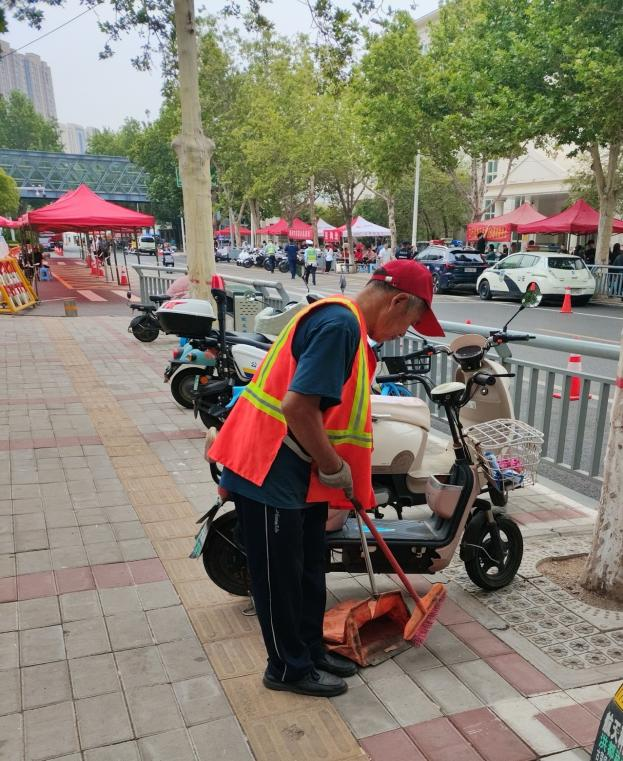 精心冲洗 细心打扫 环卫工人助高考