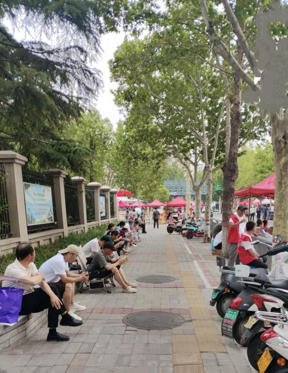 精心冲洗 细心打扫 环卫工人助高考