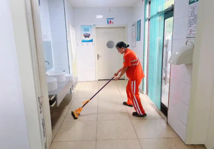 沈阳组织全市环卫部门多举措筑牢 “清凉防线”