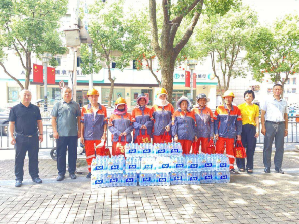 橙卫士再升级！北仑环卫开展文明出行 烟蒂归位双项守护行动