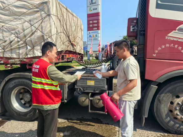 橙卫士再升级！北仑环卫开展文明出行 烟蒂归位双项守护行动