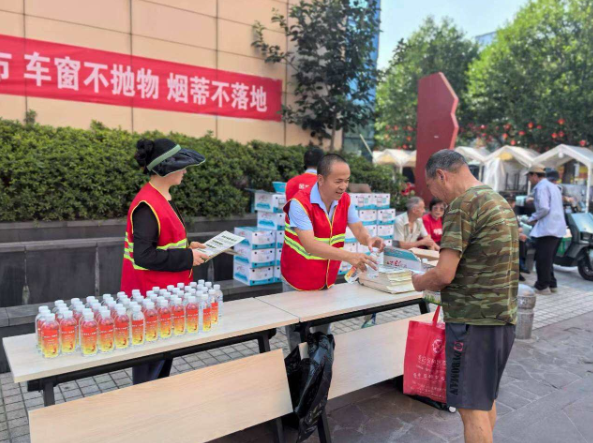 橙卫士再升级！北仑环卫开展文明出行 烟蒂归位双项守护行动