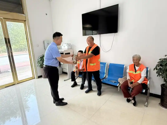汝南县人民检察院:炎炎夏日送清凉 贴心服务环卫工