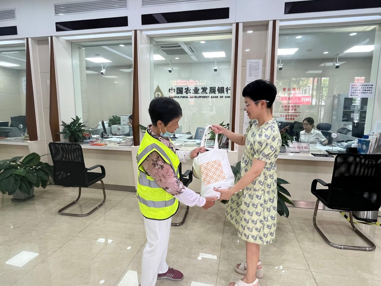 情系环卫工 酷暑送关怀——农发行龙游县支行开展“夏送清凉”活动