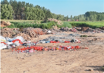 农村垃圾倾倒无序污染环境，当地回应：问题属实，严肃处理！