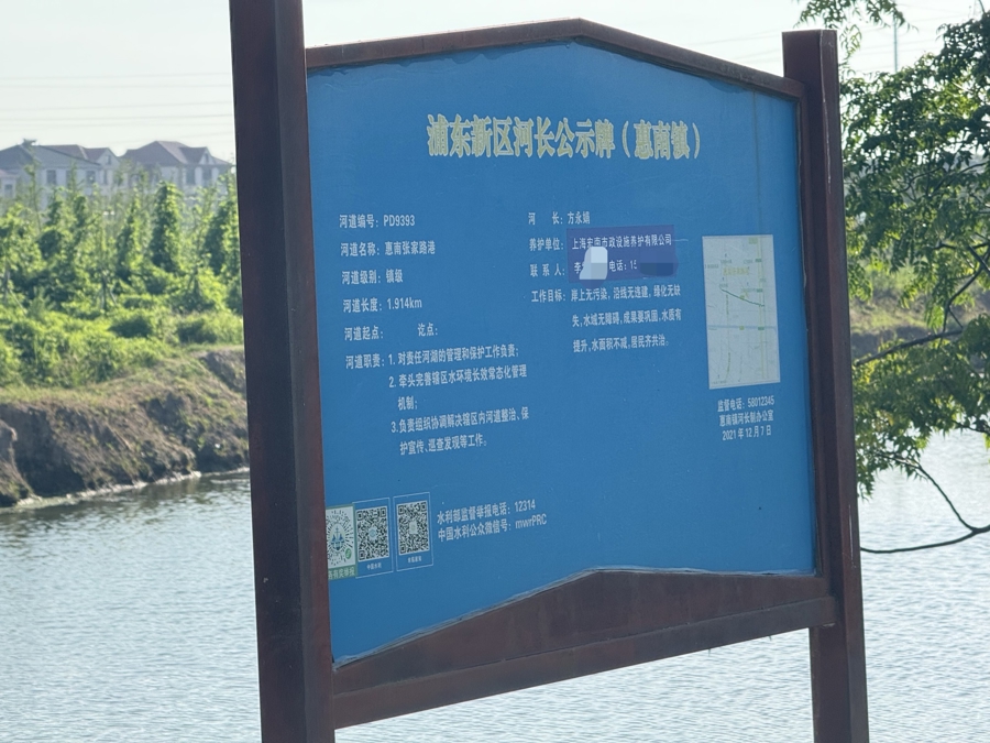 夏令行动 |河道垃圾竟如此处置？打捞上来的水草随意堆在岸边，高温腐臭难忍