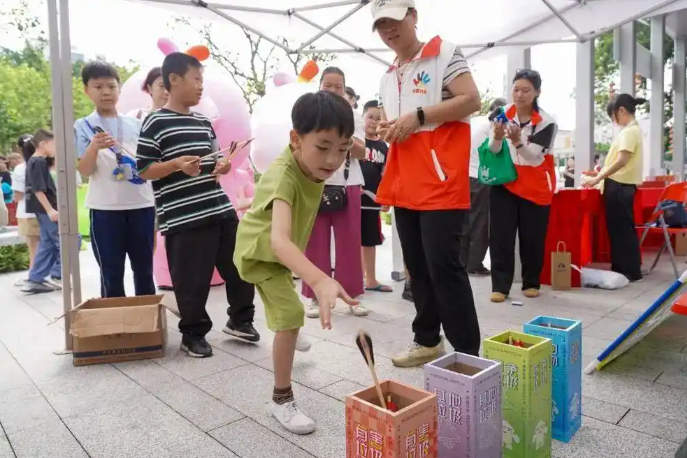 十五运吉祥物和垃圾分类吉祥物牵手：记得做好垃圾分类哦
