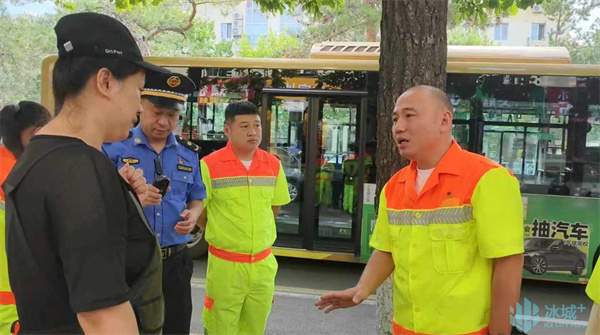 “执法蓝”+“环卫橙”| “洁净拍档”携手为城市环境“梳妆”