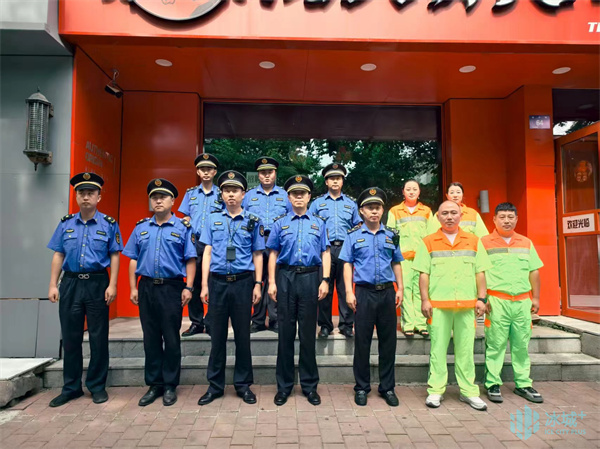 “执法蓝”+“环卫橙”| “洁净拍档”携手为城市环境“梳妆”