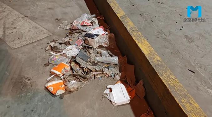 太吓人！行车隧道内垃圾成堆，还有车辆违停……丨民情直通车