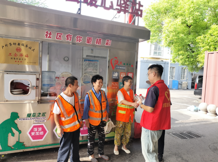 杜集区段园镇袁庄社区工会驿站组织开展“送清凉”志愿服务活动