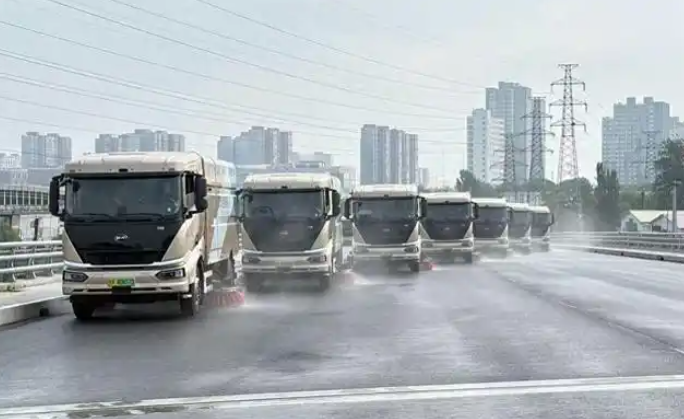 “第零方阵”驶过长安街，纯电环卫车蕴藏中国智造