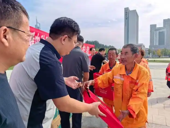 烟台市区两级慈善总会联合欧美香为莱山区155名环卫工人送去爱心月饼