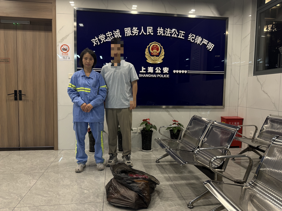 暴雨中，徐家汇一环卫工人在人行道上捡到40万现金！