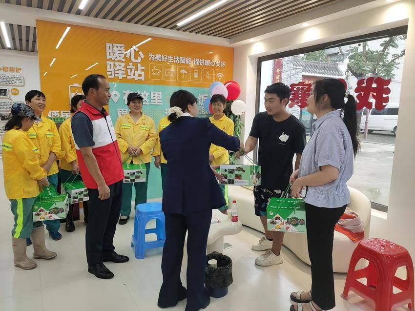 开展暖心慰问 关爱新就业群体环卫工人