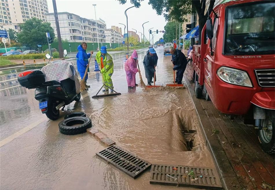 “一键还原”雨后淤泥！秦州环卫全力清淤守护城市洁净